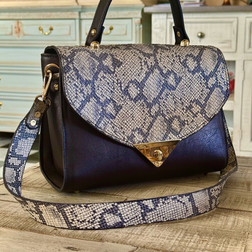Structured Black and Gray Satchel with Versatile Design